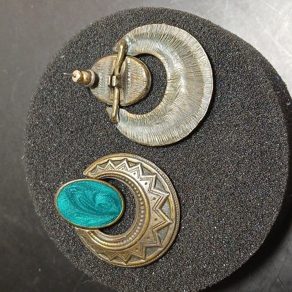 Vintage Hoop Dangle Earrings Brass Tone Filigree With Emerald Color - Picture 2 of 5